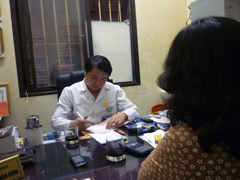 Bác sỹ Nguyễn Văn Dũng, trưởng phòng T4, Viện Sức khỏe Tâm thần Quốc gia, Bệnh viện Bạch Mai chia sẻ với 1 bà mẹ có con nhập viện tâm thần. (Ảnh Thu Hòe)